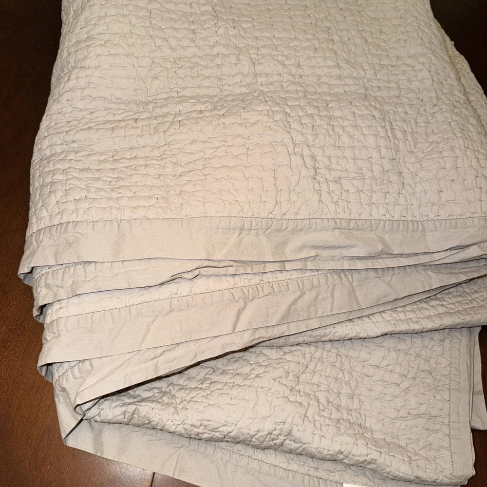 Crate & Barrel Organic Celeste Queen Full Quilt Light Gray / Blue Bedspread